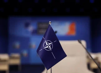Нова стратегія НАТО: як змінюється роль України Прапор НАТО на місці проведення саміту Альянсу
