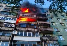 Рятувальники ліквідують пожежі після обстрілів