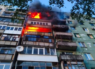 Херсонщину та Донеччину накрили нові атаки РФ Рятувальники ліквідують пожежі після обстрілів