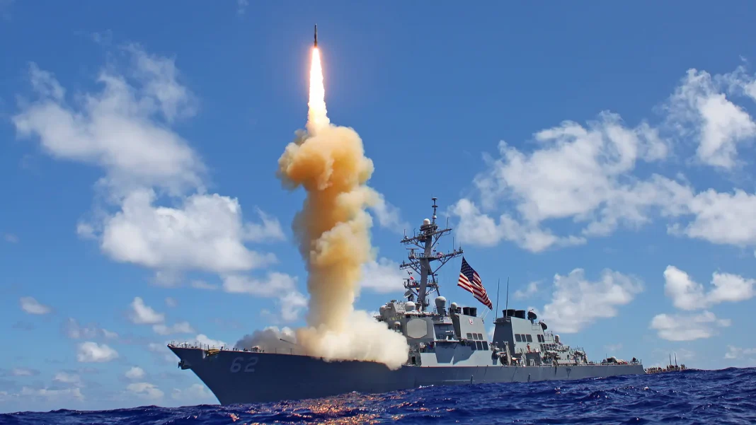 Есмінець США запускає ракету