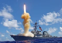 Есмінець США запускає ракету