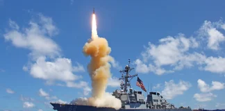Есмінець США запускає ракету