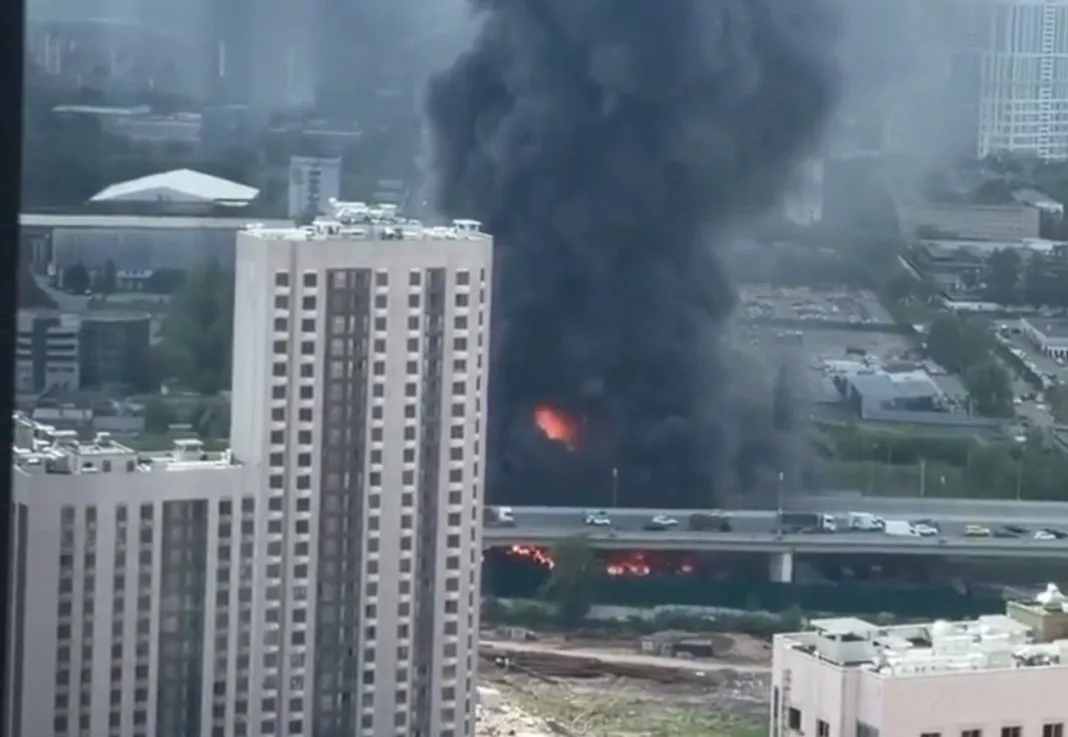 Пожежа на складі у москві, дим
