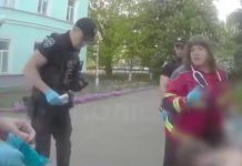 Різанина посеред вулиці: у Житомирі нападник поранив людей Поліція затримує нападника з ножем у Житомирі