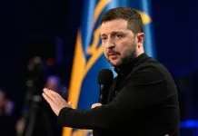 Володимир Зеленський під час розмови з журналістами
