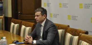 Sergii Marchenko discusses the draft law on taxation of imported parcels during a roundtable discussion