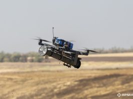 Прокуратура зафіксувала понад 11 тисяч атак FPV-дронами Безпілотний літальний апарат FPV-дрон над міською вулицею