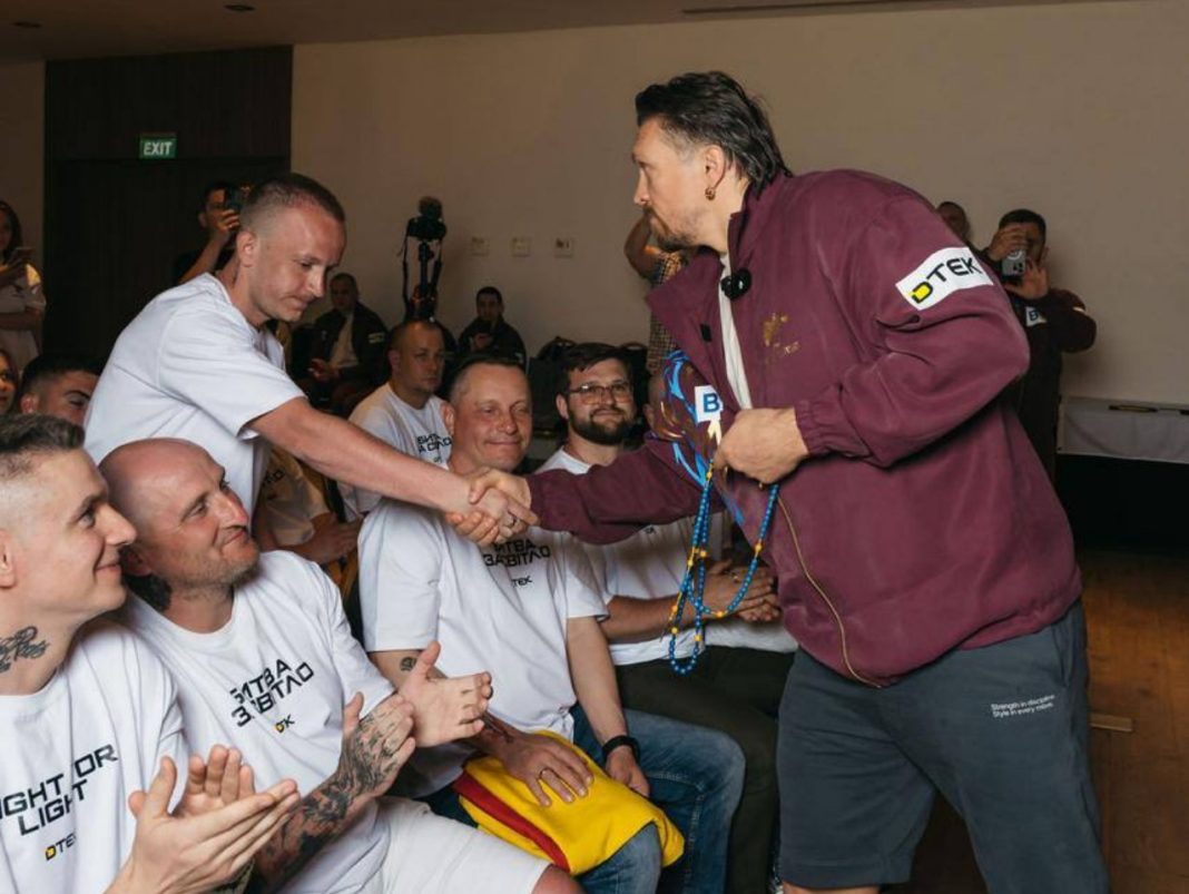 Олександр Усик на чемпіонському бою в Єгипті з підтримкою ветеранів ДТЕК