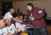 Ветерани ДТЕК підтримали Олександра Усика Олександр Усик на чемпіонському бою в Єгипті з підтримкою ветеранів ДТЕК