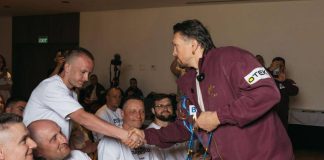Ветерани ДТЕК підтримали Олександра Усика Олександр Усик на чемпіонському бою в Єгипті з підтримкою ветеранів ДТЕК