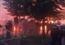 У Сербії розгортається масштабний студентський протест Протести студентів у Белграді, Сербія, з прапорами та палаючими сміттєвими баками
