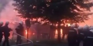 Протести студентів у Белграді, Сербія, з прапорами та палаючими сміттєвими баками