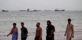 Tankers leave the Strait of Hormuz again after months of blockade LNG tankers in the Strait of Hormuz