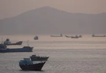 Кораблі в Ормузькій протоці на заході сонця