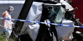Поїзд протаранив шкільний мікроавтобус у Бельгії Пошкоджений шкільний мікроавтобус після зіткнення з поїздом у Бельгії