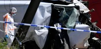 Поїзд протаранив шкільний мікроавтобус у Бельгії Пошкоджений шкільний мікроавтобус після зіткнення з поїздом у Бельгії