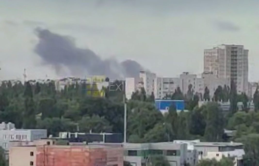 Вогонь і дим над промисловими та військовими об’єктами після ударів дронів і ракет Storm Shadow.