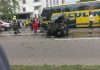 У Борисполі сталася масштабна аварія Жовтий пасажирський автобус із пошкодженим переднім склом і чорний легковий автомобіль після аварії на вулиці Київський Шлях у Борисполі.