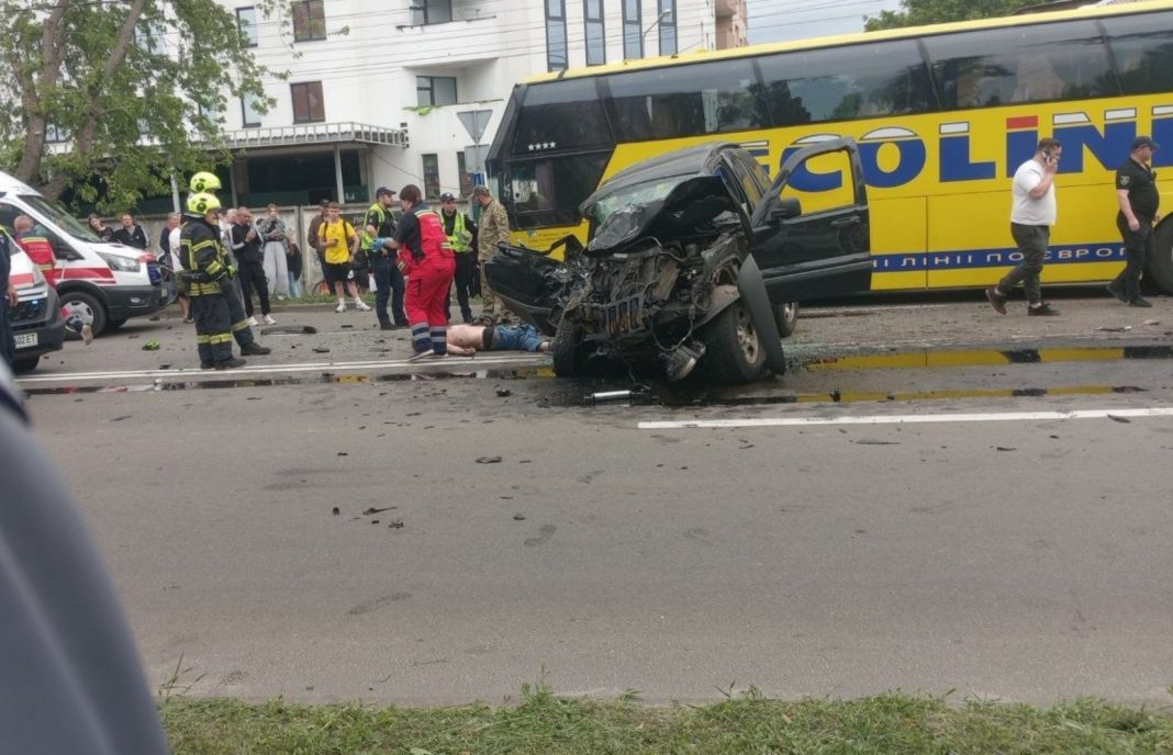 Screenshot_1 A yellow passenger bus with a damaged front window and a black car after an accident on Kyivskyi Shlyakh Street in Boryspil.