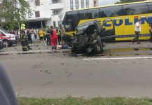 У Борисполі сталася масштабна аварія Жовтий пасажирський автобус із пошкодженим переднім склом і чорний легковий автомобіль після аварії на вулиці Київський Шлях у Борисполі.