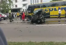 У Борисполі сталася масштабна аварія Жовтий пасажирський автобус із пошкодженим переднім склом і чорний легковий автомобіль після аварії на вулиці Київський Шлях у Борисполі.