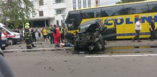Жовтий пасажирський автобус із пошкодженим переднім склом і чорний легковий автомобіль після аварії на вулиці Київський Шлях у Борисполі.