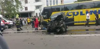 У Борисполі сталася масштабна аварія Жовтий пасажирський автобус із пошкодженим переднім склом і чорний легковий автомобіль після аварії на вулиці Київський Шлях у Борисполі.