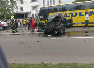 У Борисполі сталася масштабна аварія Жовтий пасажирський автобус із пошкодженим переднім склом і чорний легковий автомобіль після аварії на вулиці Київський Шлях у Борисполі.