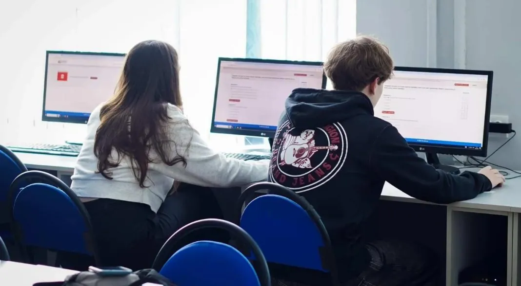 Screenshot_1 Учні складають національний мультипредметний тест в умовах шкільного класу.
