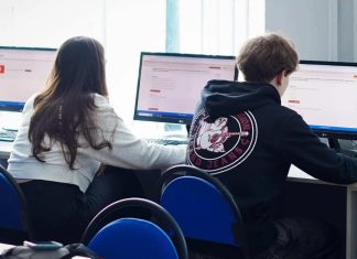 Як зміниться НМТ у 2026 році: менше предметів і нові правила Учні складають національний мультипредметний тест в умовах шкільного класу.