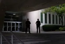 ФБР знайшло 300 кг золота та мільйони готівки в будинку топчиновника ЦРУ Золоті злитки і долари, вилучені ФБР у будинку чиновника ЦРУ