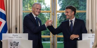 Прем'єр-міністр Норвегії Йонас Гар Стере та президент Франції Еммануель Макрон під час зустрічі в Парижі