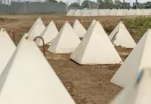 Латвія готує масштабну оборону кордону з Росією Протимобільні бар’єри «зуби дракона» на латвійсько-російському кордоні під час монтажу у 2026 році.
