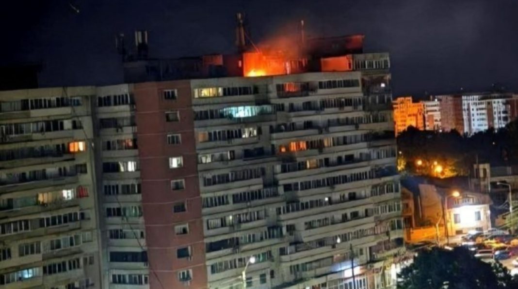 Screenshot_1 A fire on the roof of a high-rise building in Galati after a Russian drone crashed.