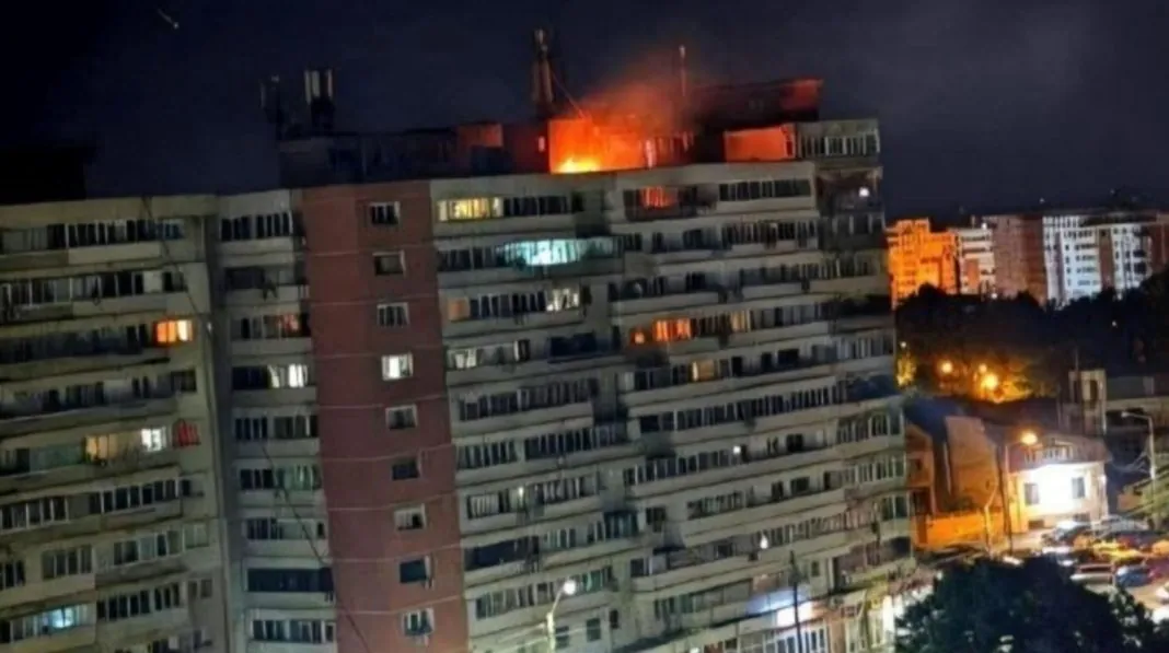 Screenshot_1 Пожежа на даху багатоповерхівки в місті Галац після падіння російського дрона.