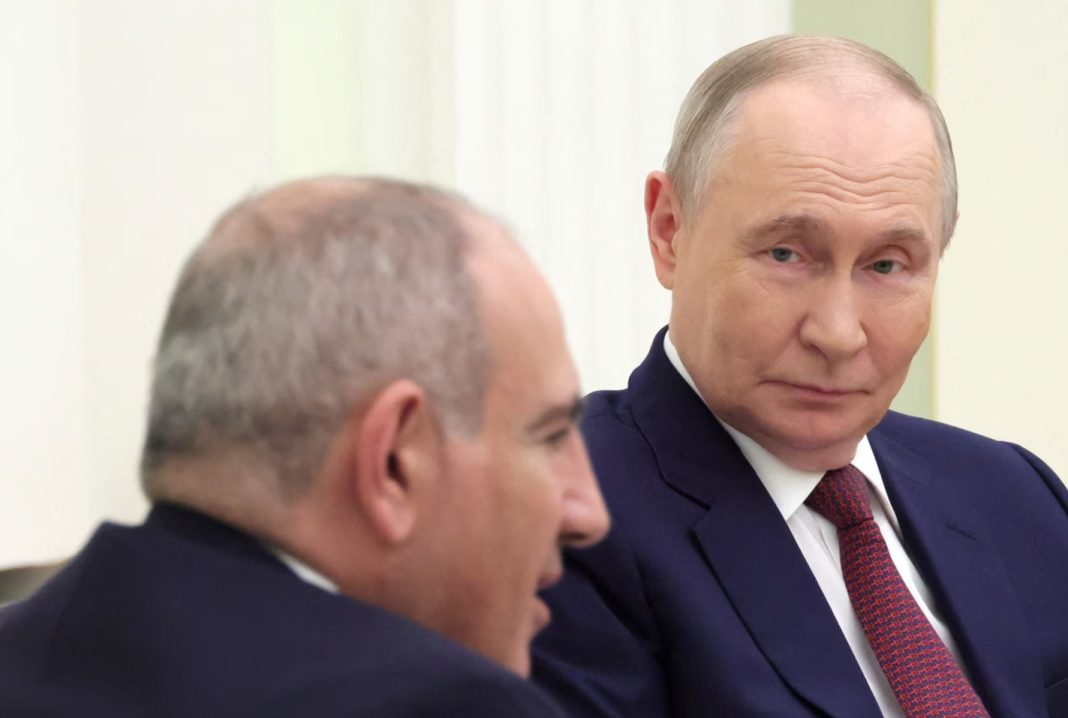 Прем’єр Вірменії Пашинян під час зустрічі з Путіним.