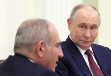 Прем’єр Вірменії Пашинян під час зустрічі з Путіним.