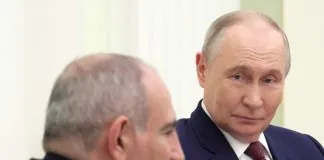 Прем’єр Вірменії Пашинян під час зустрічі з Путіним.
