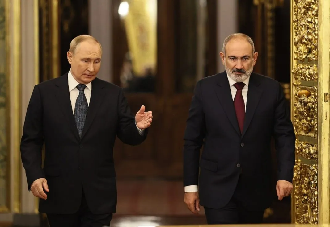 Володимир Путін та Нікол Пашинян під час зустрічі на тлі загострення відносин між Росією та Вірменією