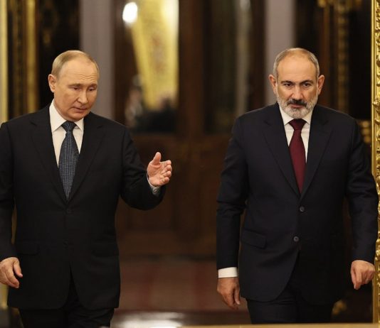 Володимир Путін та Нікол Пашинян під час зустрічі на тлі загострення відносин між Росією та Вірменією