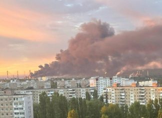 Безпілотники вдарили по ключовій нафтовій інфраструктурі РФ Пожежа на нафтопереробному заводі у Саратові після атаки безпілотників із густим чорним димом на тлі.