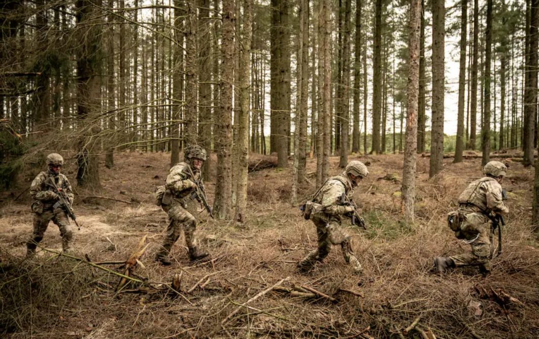 Screenshot_1 Danish soldiers in uniform and with weapons at an exercise.