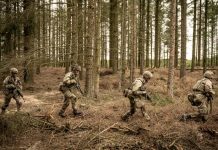 Denmark restores mobilisation capacity of up to 180,000 soldiers Danish soldiers in uniform and with weapons at an exercise.