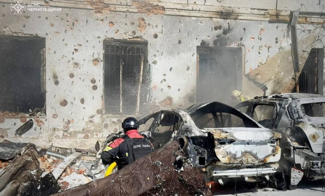 Пожежа після удару по Чернігову