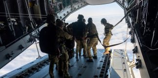 Британський десант висадився на острові через загрозу смертельного вірусу Десант британських парашутистів на острів