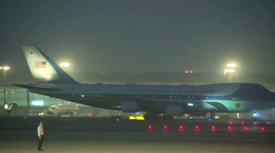 Trump arrives in China with a delegation