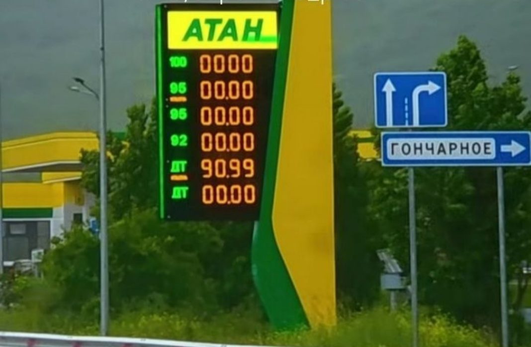Автомобілі стоять у багатокілометровій черзі на автозаправній станції в окупованому Криму через дефіцит бензину.