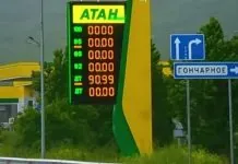 Автомобілі стоять у багатокілометровій черзі на автозаправній станції в окупованому Криму через дефіцит бензину.