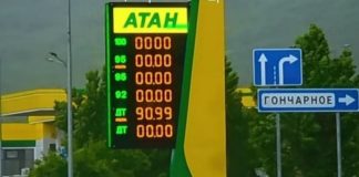 Паливний дефіцит у Криму: бензин продають за талонами Автомобілі стоять у багатокілометровій черзі на автозаправній станції в окупованому Криму через дефіцит бензину.