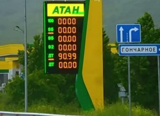 Автомобілі стоять у багатокілометровій черзі на автозаправній станції в окупованому Криму через дефіцит бензину.